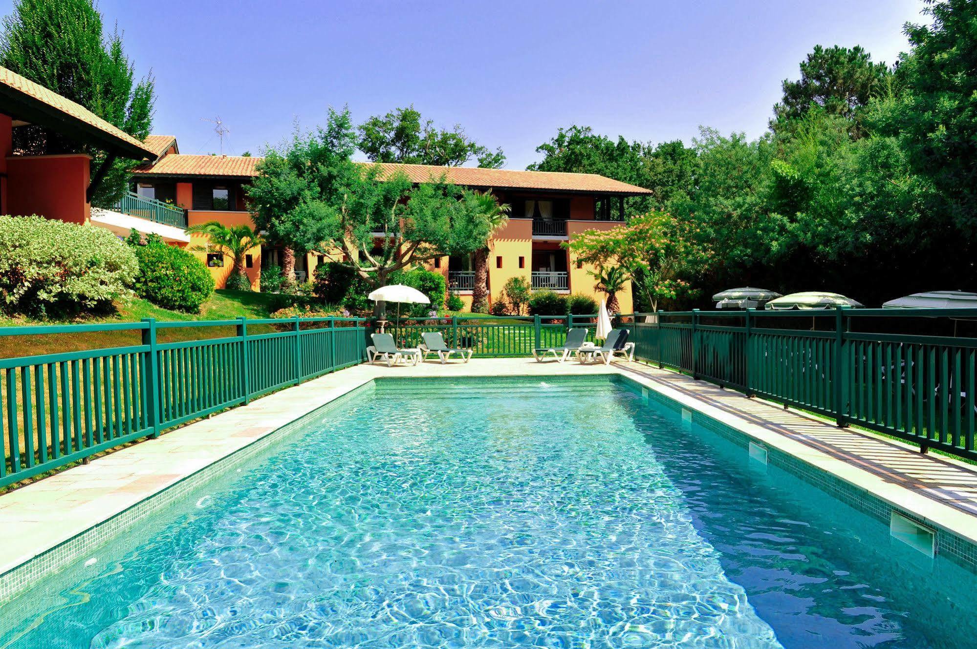 Hotel Les Freres Ibarboure Bidart Bagian luar foto