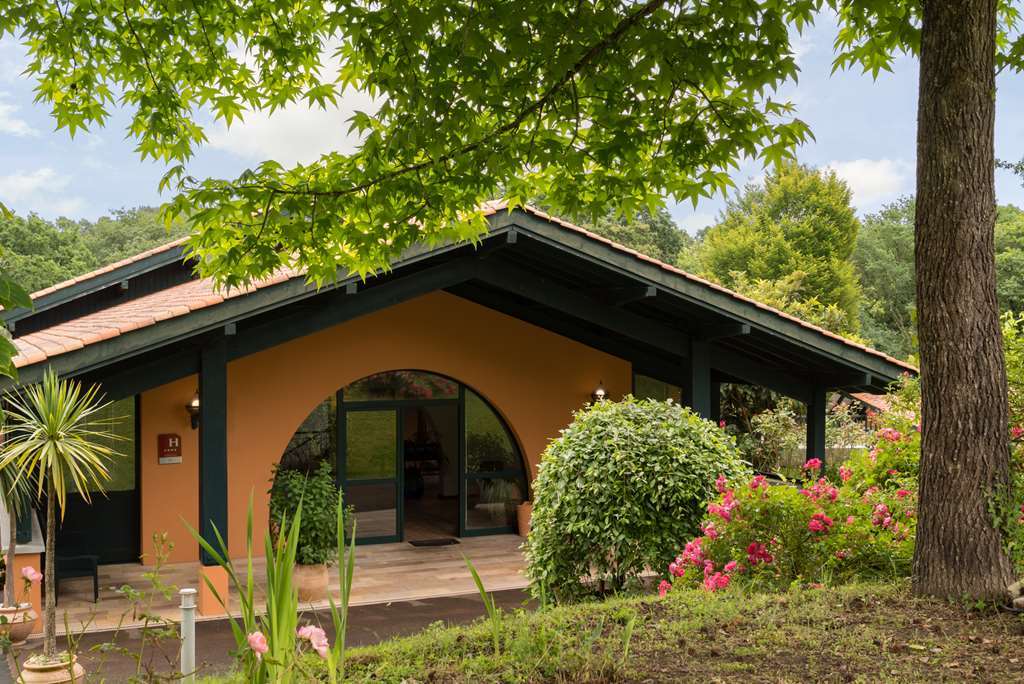 Hotel Les Freres Ibarboure Bidart Bagian luar foto